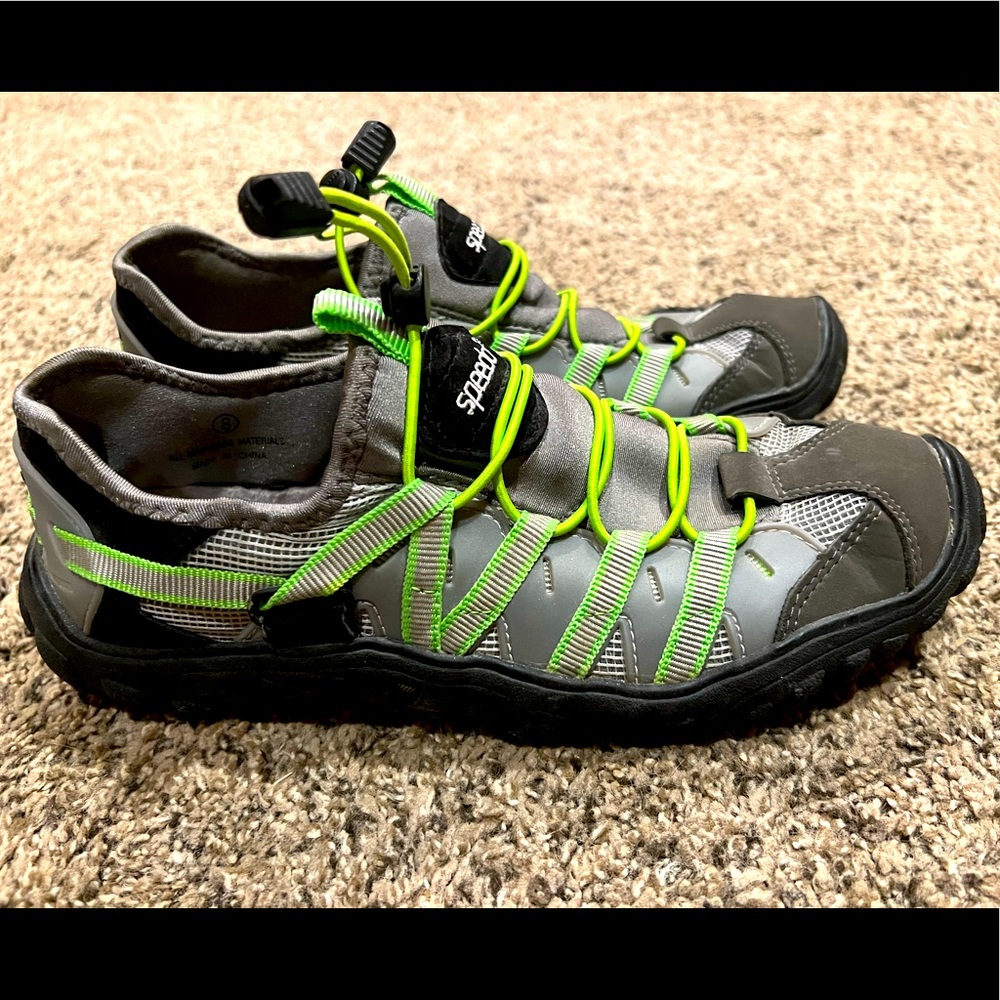 Mens Size 8 Speedo water shoes. Excellent condition!
